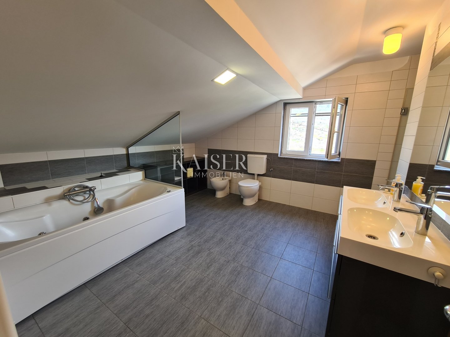 House For sale - Primorsko-goranska Vinodolska Općina