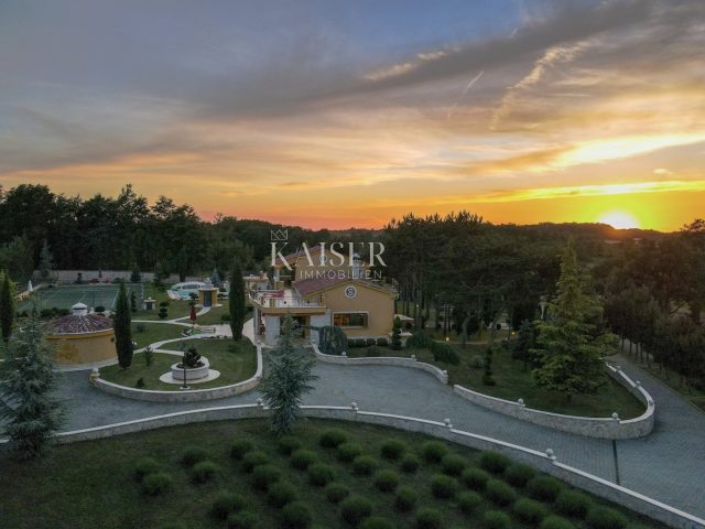 Haus zu verkaufen 42000 m² – Kaštel