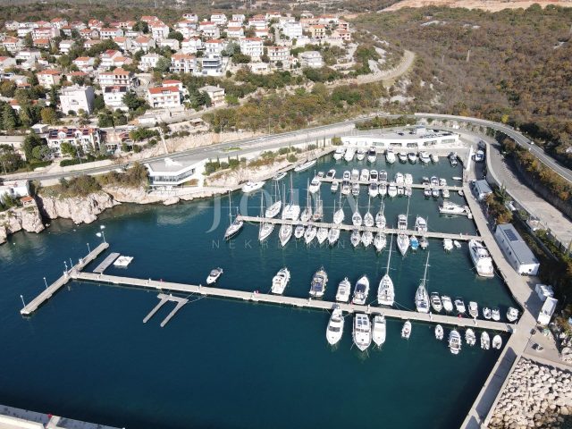 Poslovni prostor za najam 450 m² – Novi Vinodolski