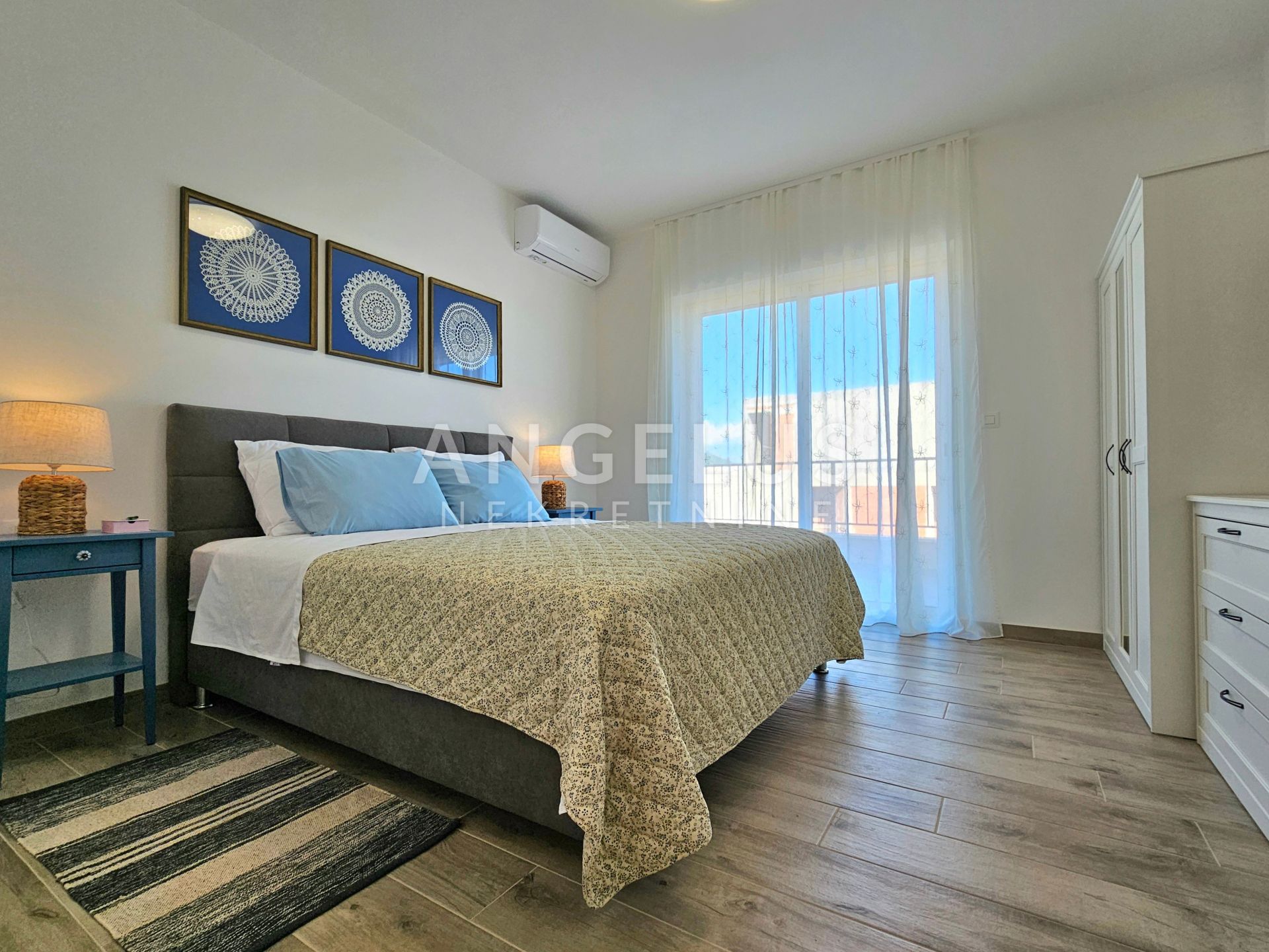 Hiša Na predaj -  Kaštel Novi