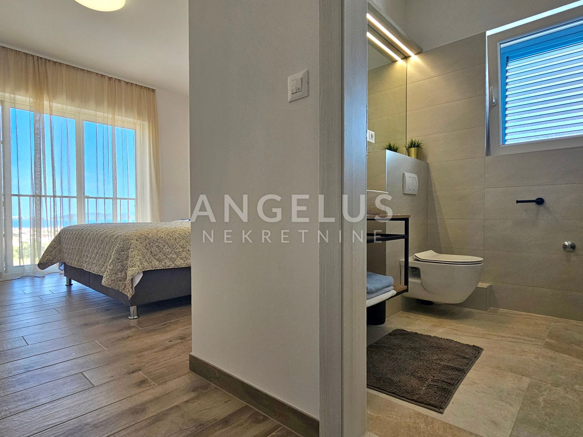 Hiša Na predaj -  Kaštel Novi