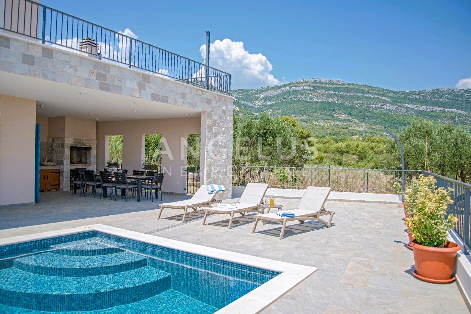 Hiša Na predaj -  Kaštel Novi