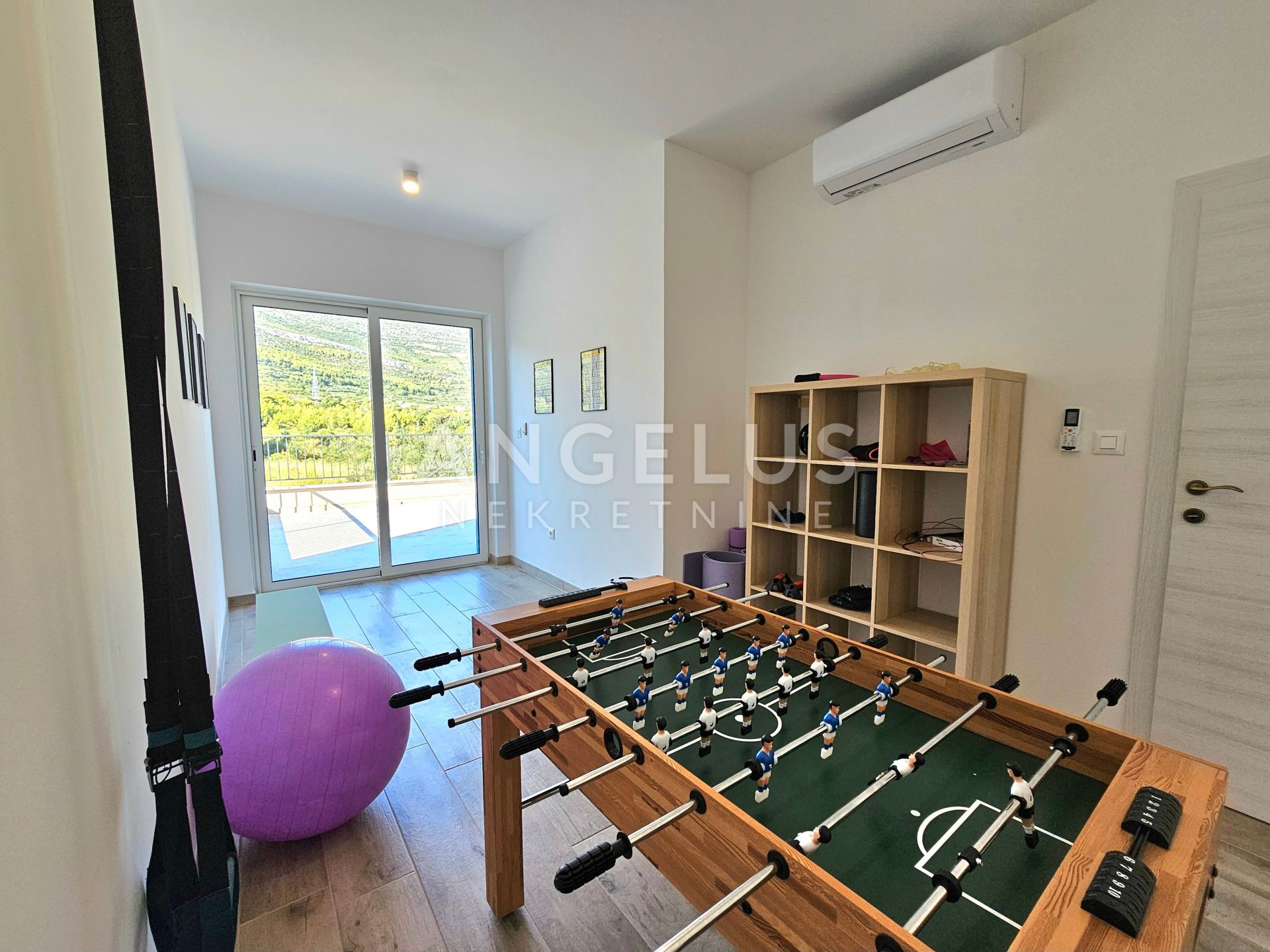 Hiša Na predaj -  Kaštel Novi