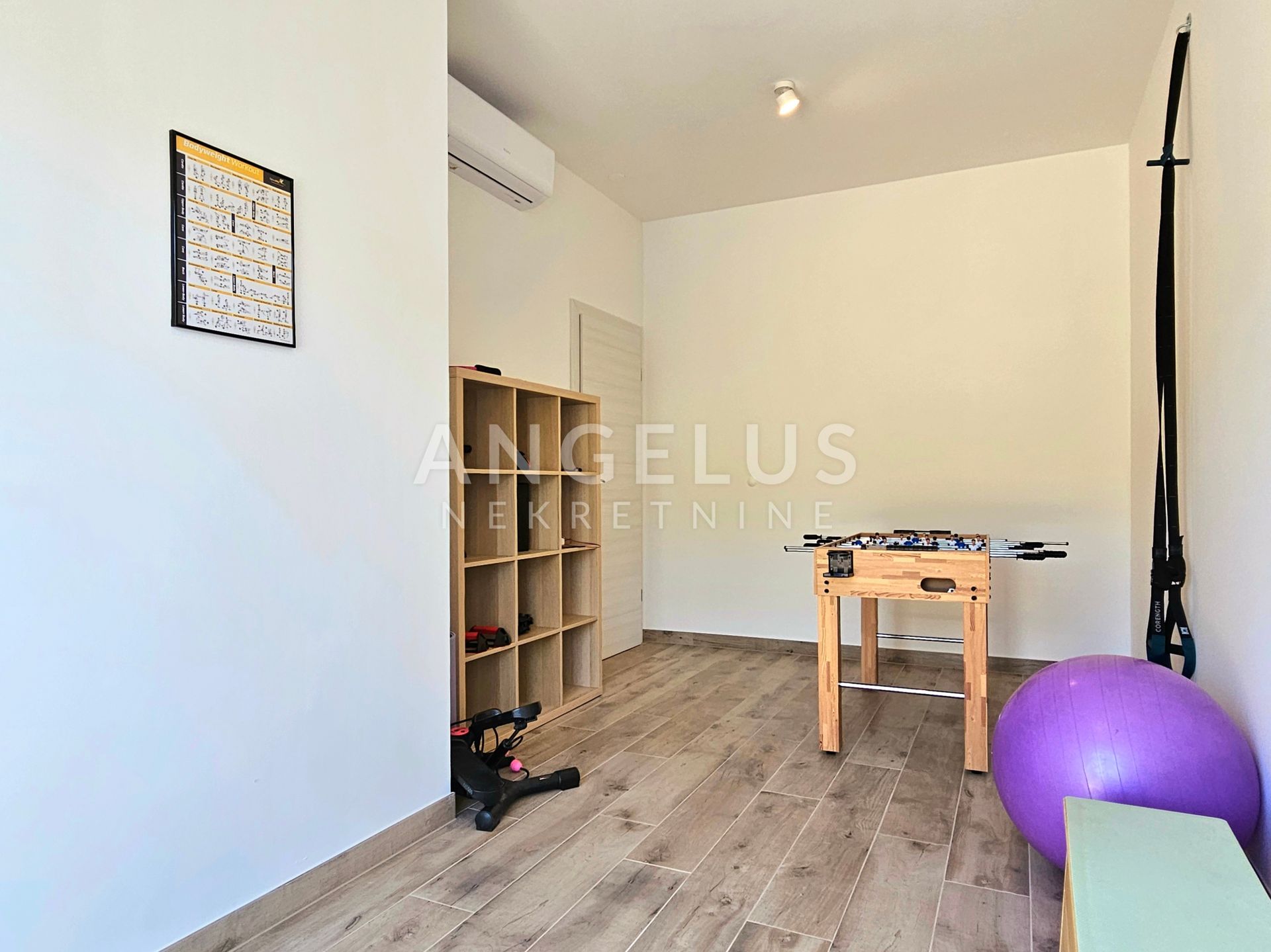 Hiša Na predaj -  Kaštel Novi