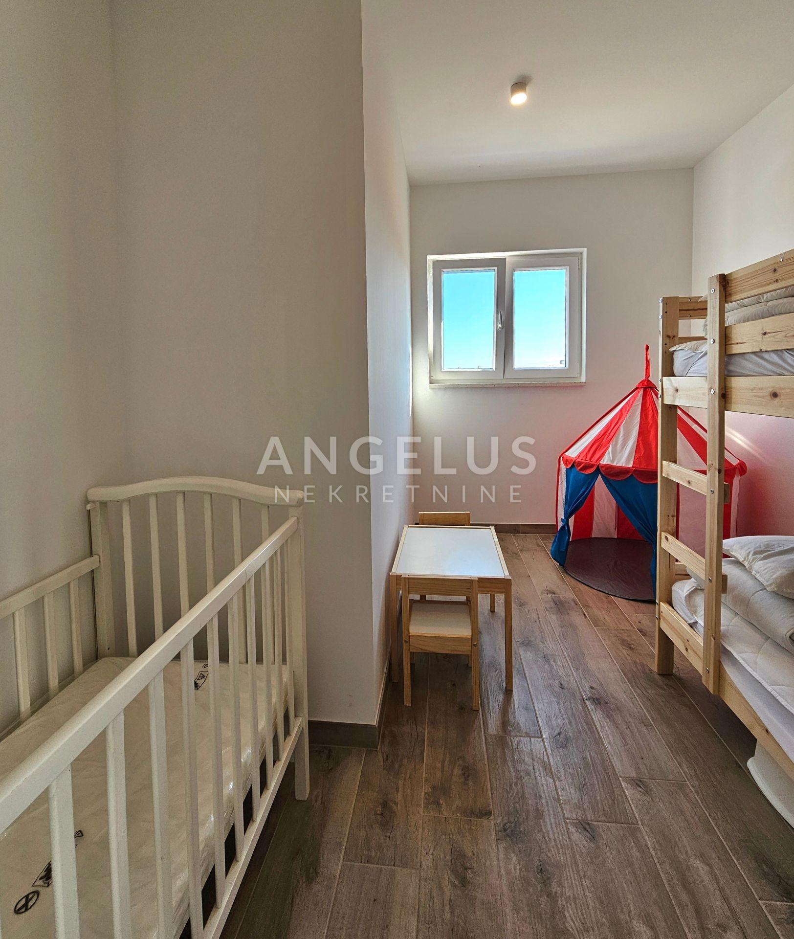 Hiša Na predaj -  Kaštel Novi