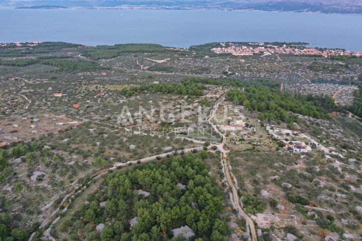 Parcela naprodaj 13668 m² – Supetar