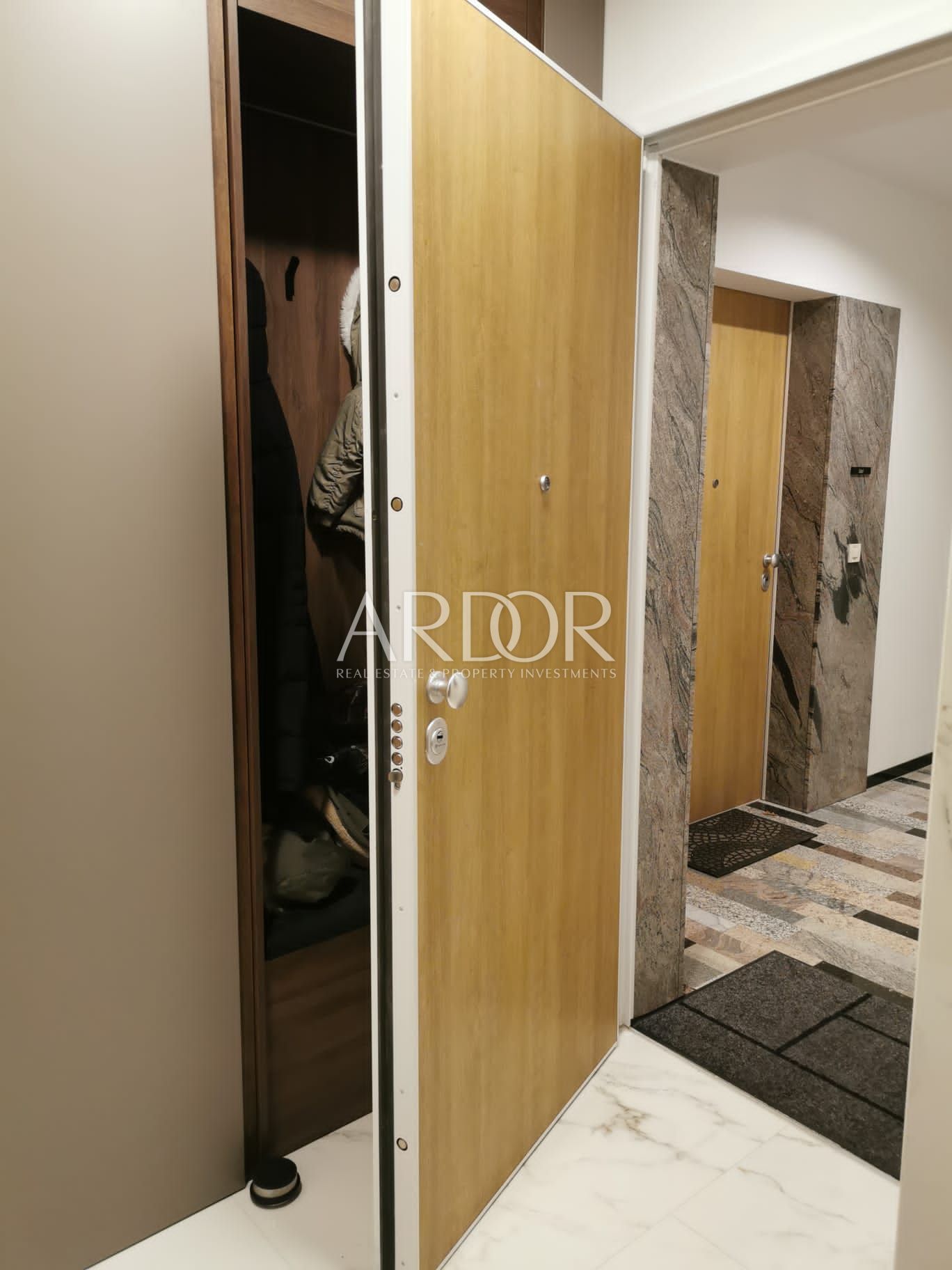 Flat For sale -  Cres