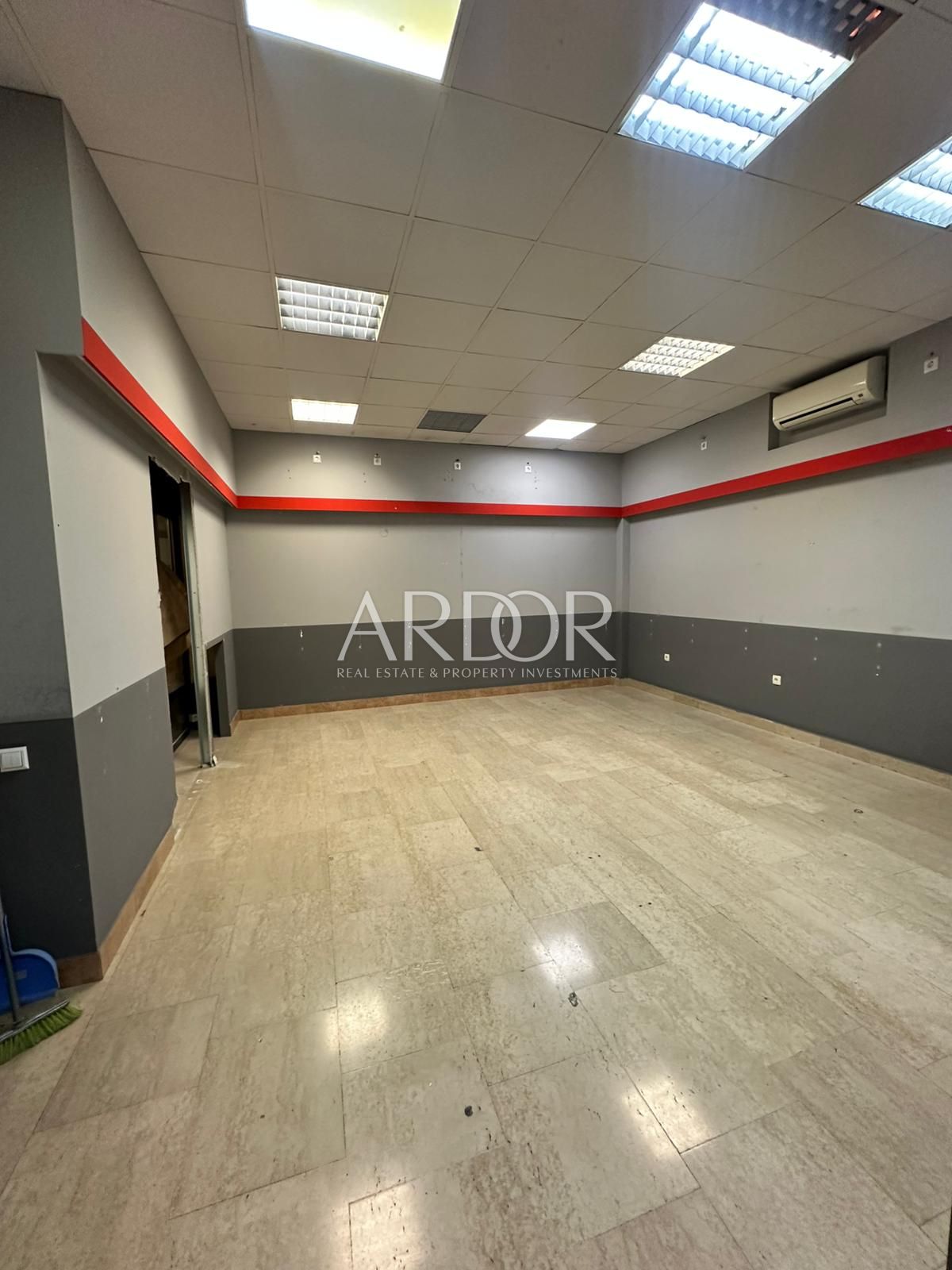 Commerciale In vendita -  Turnić