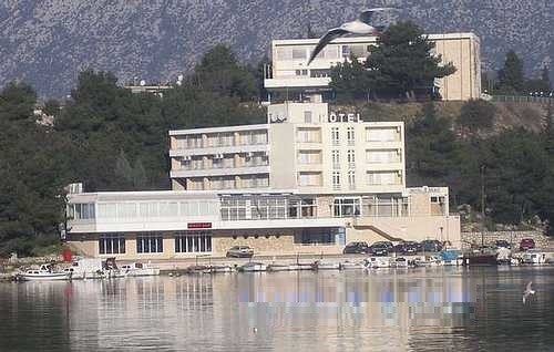 Poslovni prostori na predaj 1000 m² – Baćina