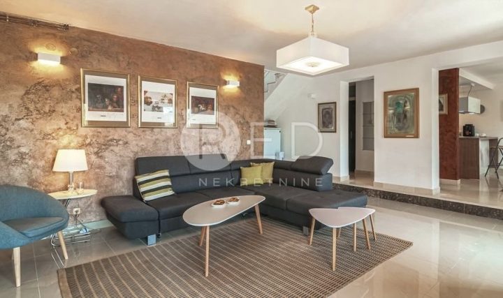Kuća na prodaju 160 m² – Splitska