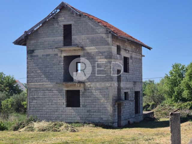 Kuća na prodaju 256 m² – Kakma