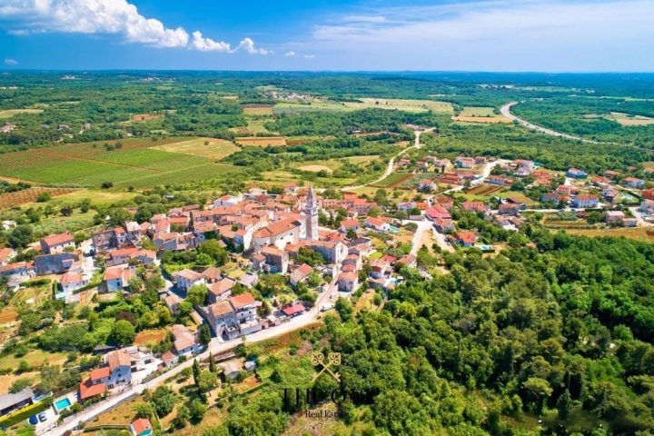 Pozemok na predaj 21000 m² – Višnjan