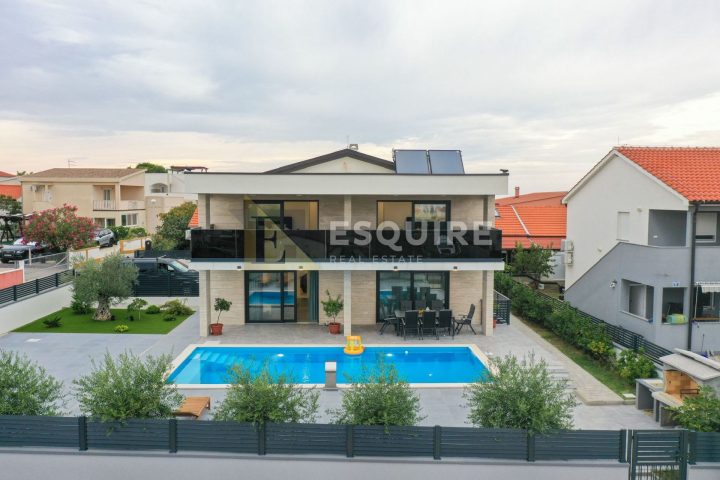 Hiša na predaj 255 m² – Vir