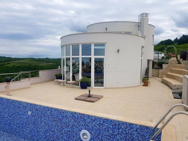 Dom na predaj 317 m² – Momjan