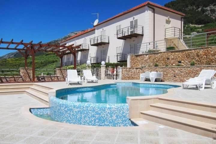 House for sale 1000 m² – Bol