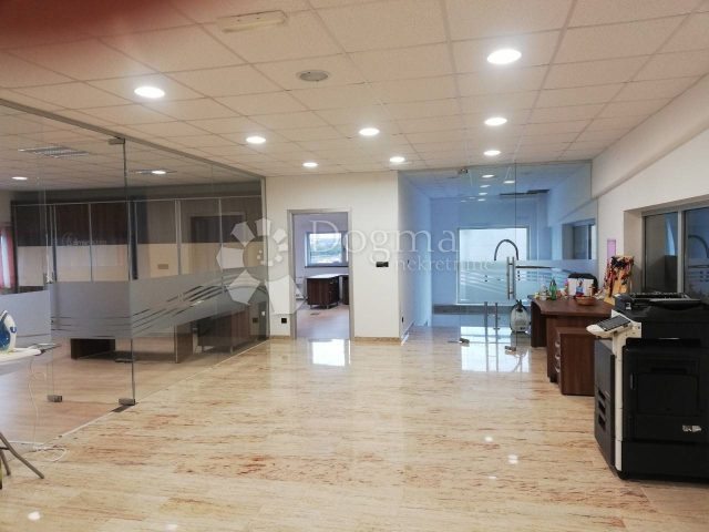 Locaux commerciaux à louer 184 m² – Omišalj