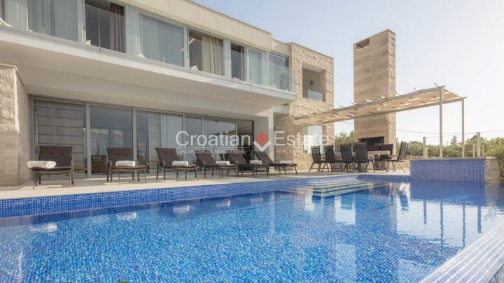 Hiša na predaj 220 m² – Supetar