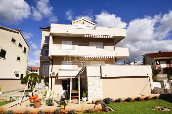 House for sale 400 m² – Brodarica