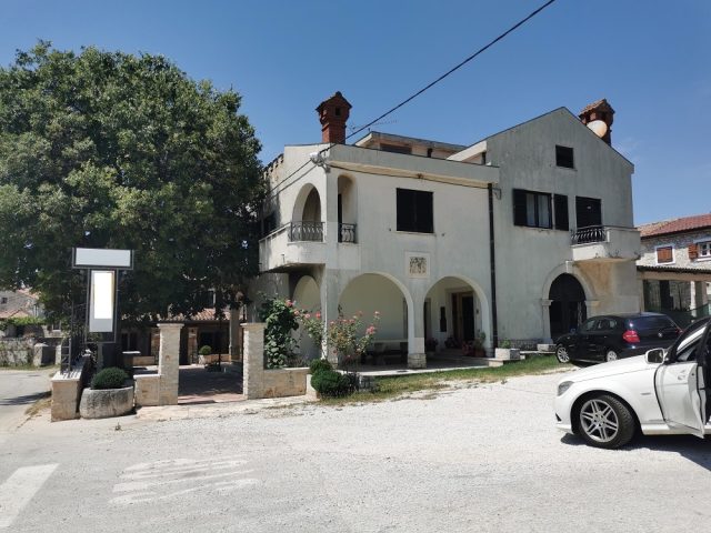 House for sale 590 m² – Flengi