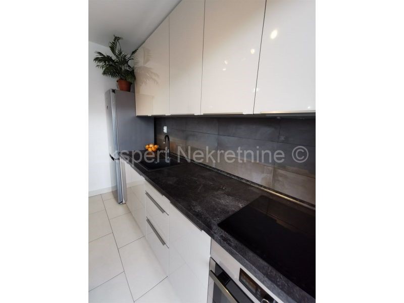 Apartment Zu verkaufen - SPLITSKO-DALMATINSKA  PODSTRANA 