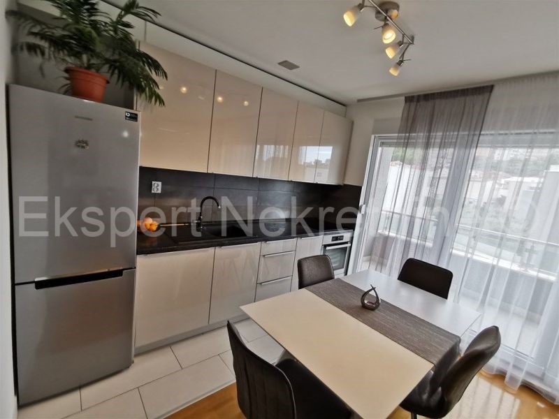 Apartment Zu verkaufen - SPLITSKO-DALMATINSKA  PODSTRANA 