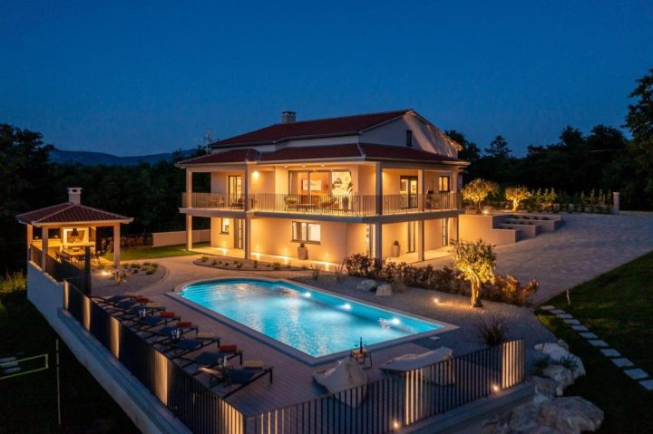 Kuća na prodaju 350 m² – Labin