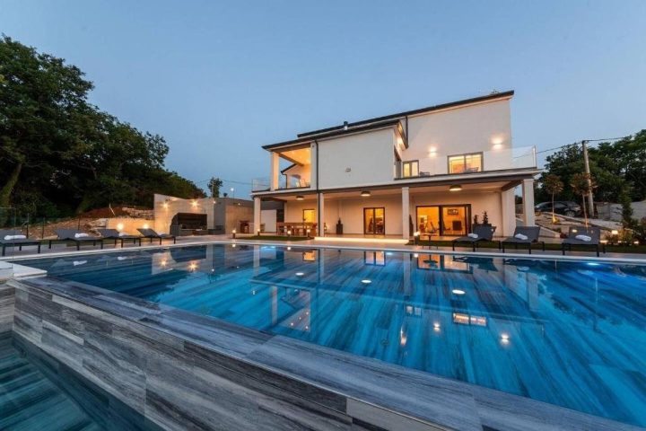 Dom na predaj 420 m² – Tinjan