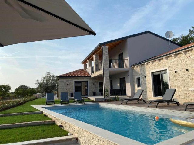 Dům na prodej 300 m² – Tinjan