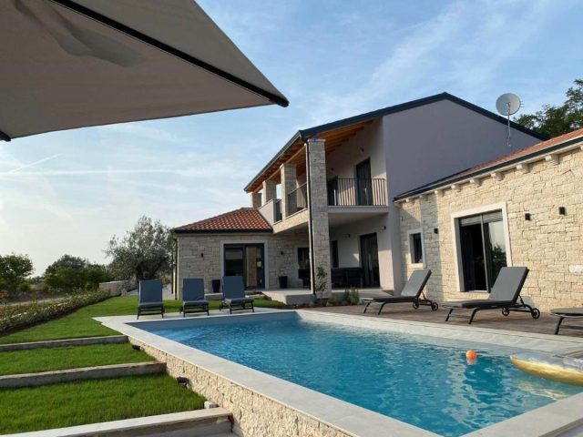 Dům na prodej 300 m² – Tinjan
