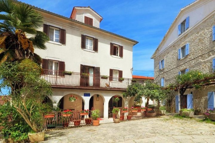 Dom na prenájom 289 m² – Bale