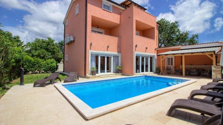 Kuća za najam 360 m² – Medulin