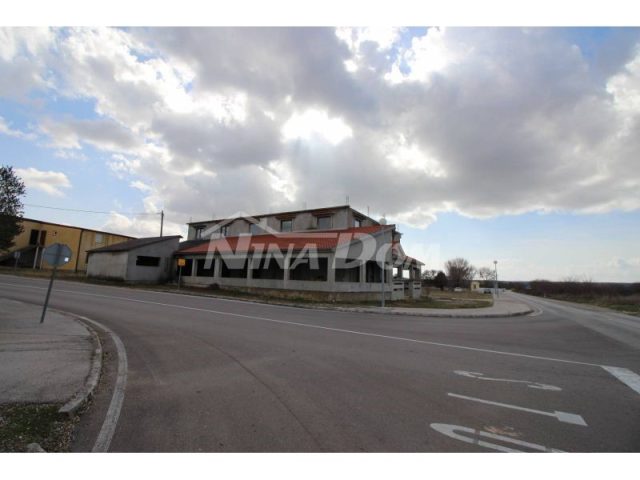 Hiša na predaj 1000 m² – Nin