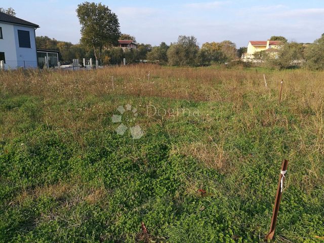 Pozemek na prodej 1021 m² – Pomer