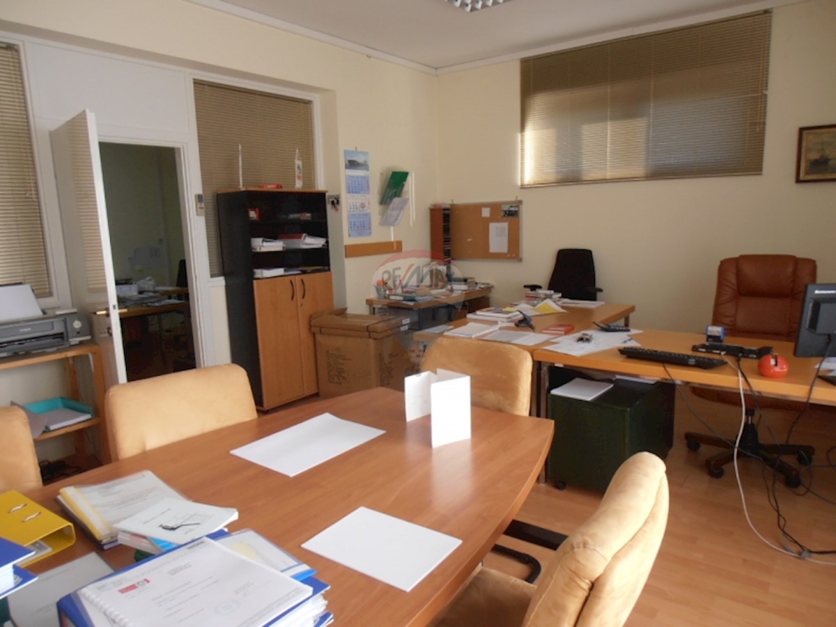 Business premises For rent - PRIMORSKO-GORANSKA  KOSTRENA 