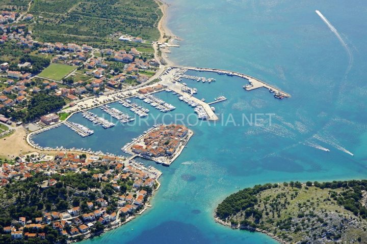 Terrain à vendre 640 m² – Srima