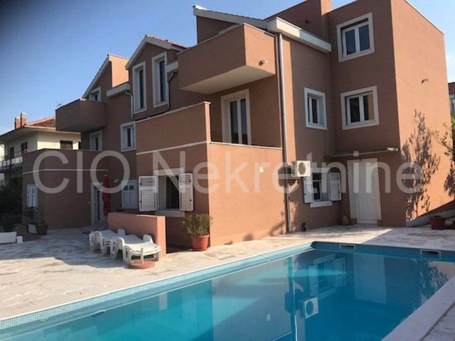Casa in vendita 557 m² – Okrug Donji
