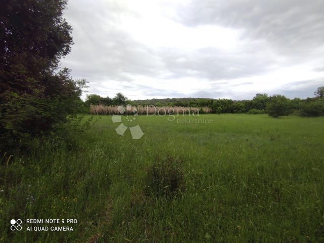 Land for sale 1055 m² – Pula