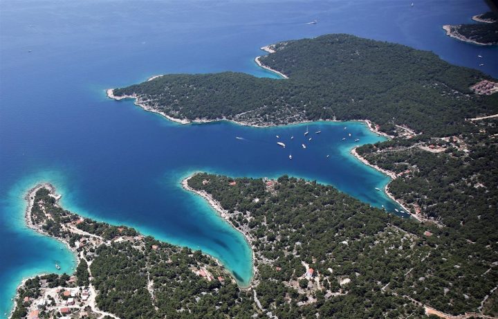 Land for sale 1250 m² – Brač