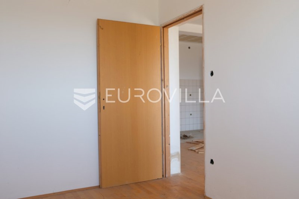 House For sale - ZAGREBAČKA  DUBRAVA 