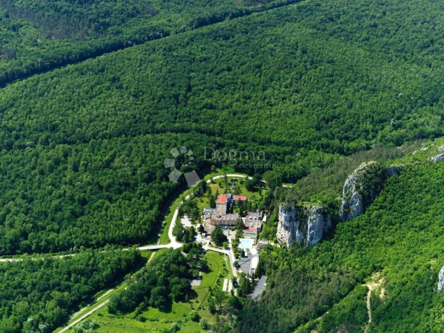 Komerční na prodej 15000 m² – Livade