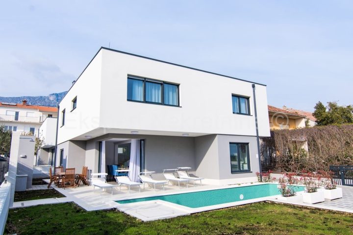 Dom na predaj 500 m² – Kaštel Kambelovac
