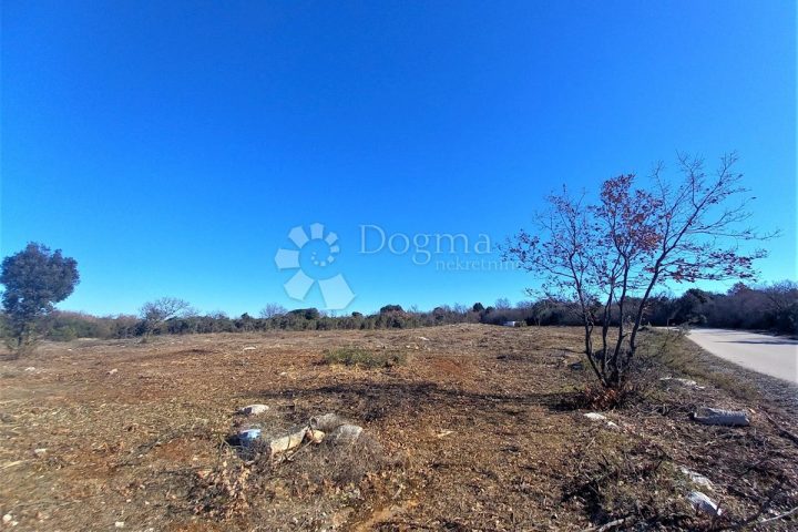 Terrain à vendre 750 m² – Peroj