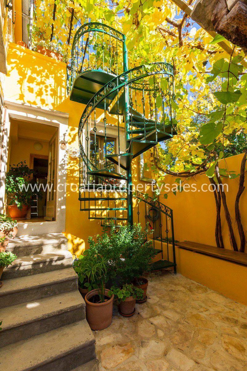 House For sale - SPLITSKO-DALMATINSKA  VIS 