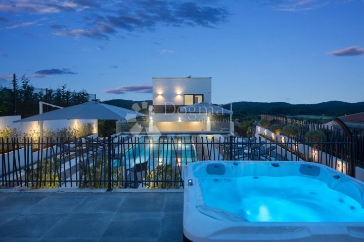 House for sale 220 m² – Flengi