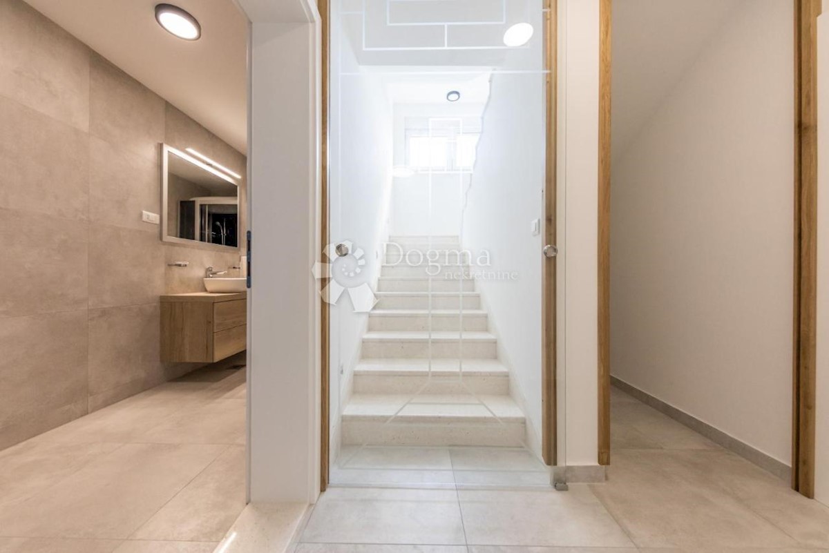 Casa In vendita - ŠIBENSKO-KNINSKA ROGOZNICA