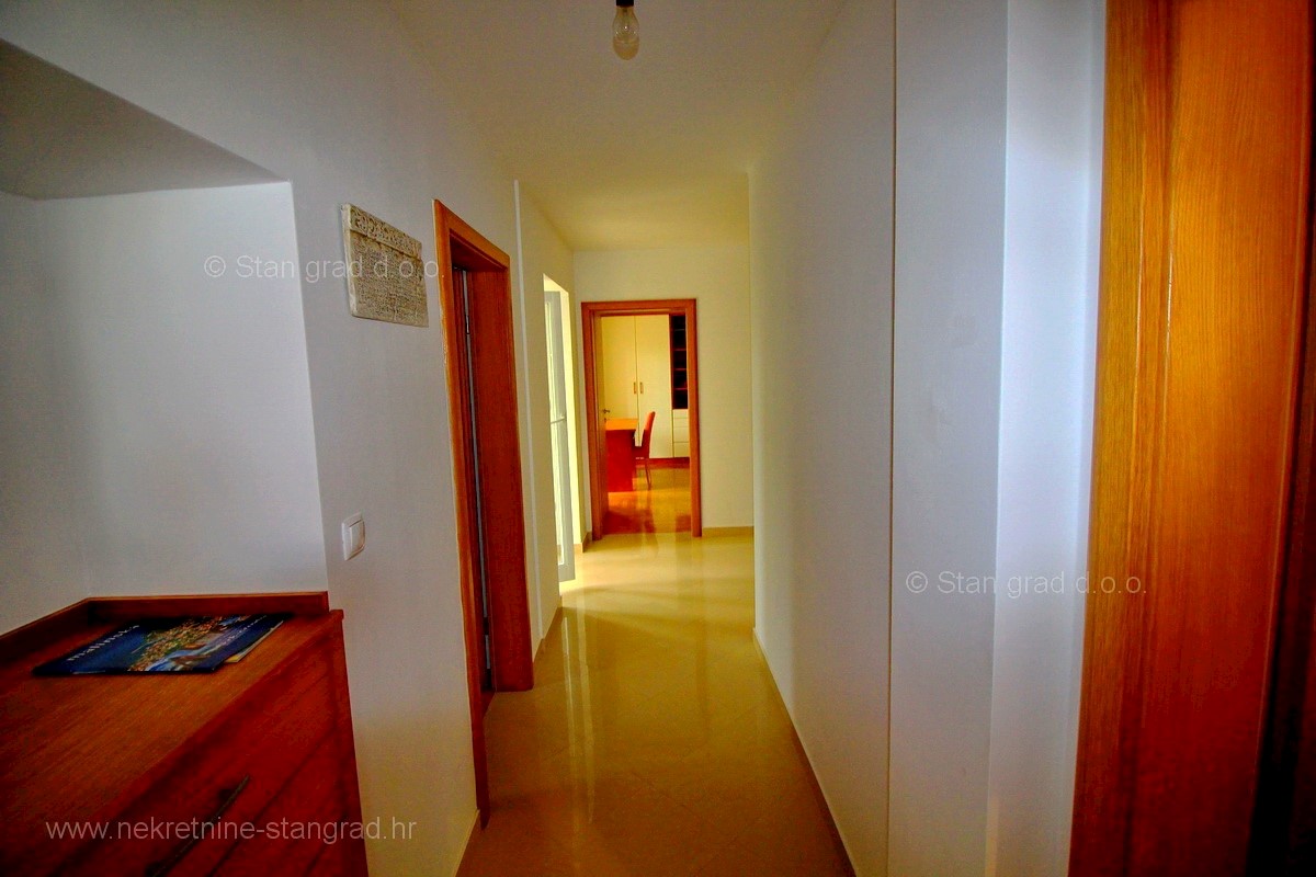 Apartma Na predaj - PRIMORSKO-GORANSKA  KRK 