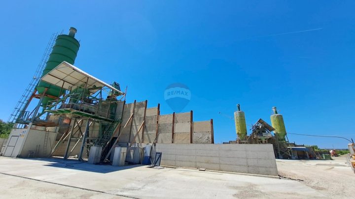 Business premises for sale 23210 m² – Blato