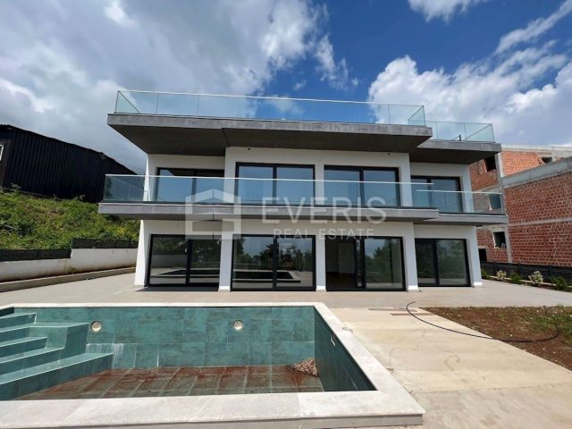 House for sale 400 m² – Oprič