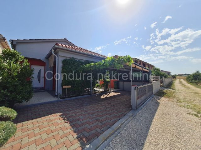 Kuća na prodaju 61 m² – Vrsi