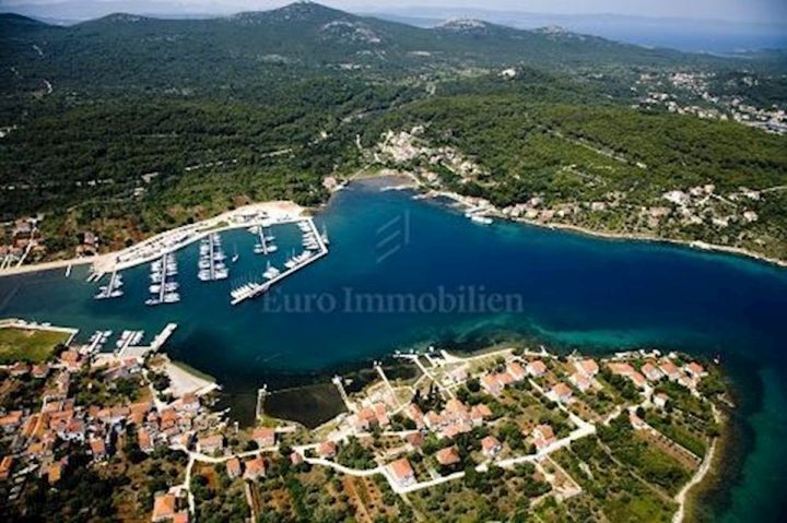 Zemljište na prodaju 1937 m² – Ugljan